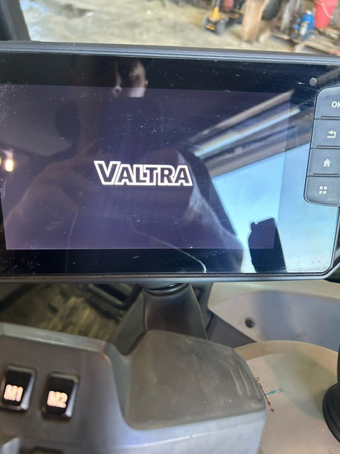 Used Valtra G135 V Tractor for sale